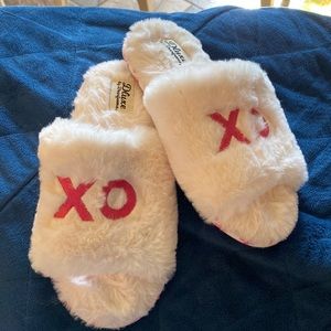 Dear foams Deluxe slippers. Warm and fuzzy slip-ons Size Small